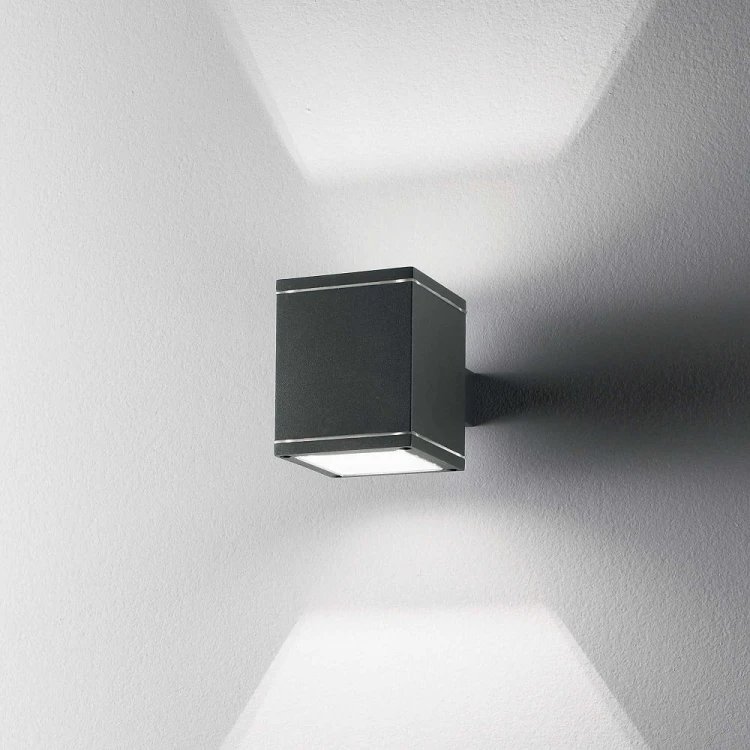 SNIF AP1 SQUARE kinkiet zewnętrzny Ideal lux aranzacja 1.jpg